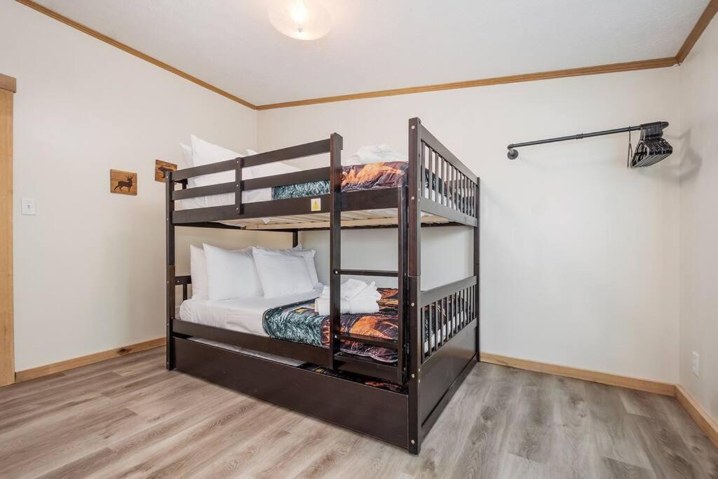 *Entire House • Sleeps 9 • Hot Tub • Pets Welcome* แมคเฮนรี ภายนอก รูปภาพ